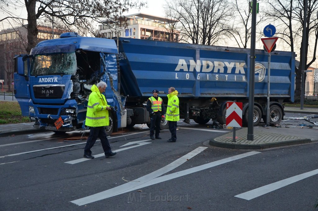 Schwerer VU LKW KVB Bus PKW Koeln Agrippinaufer Ubierring P182.JPG